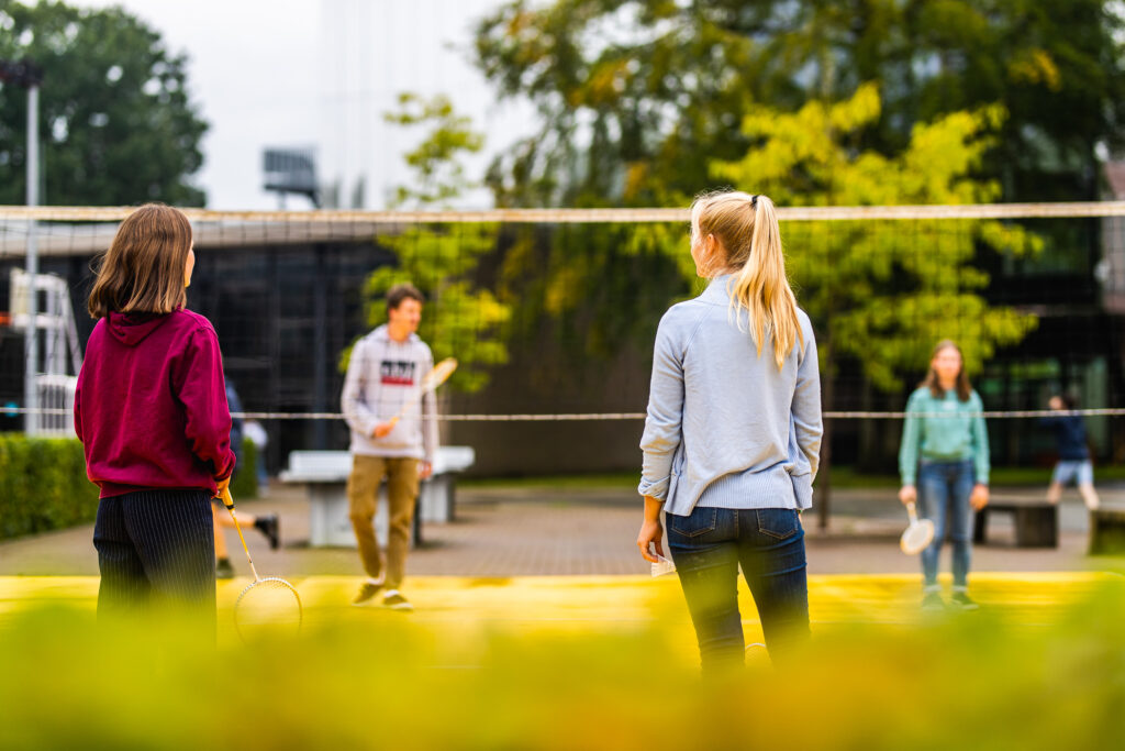 Jongeren die buiten sporten en spelen